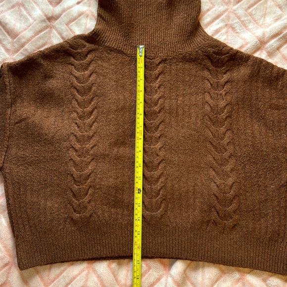 Cropped Turtleneck Sweater Size M - Picture 4 of 5